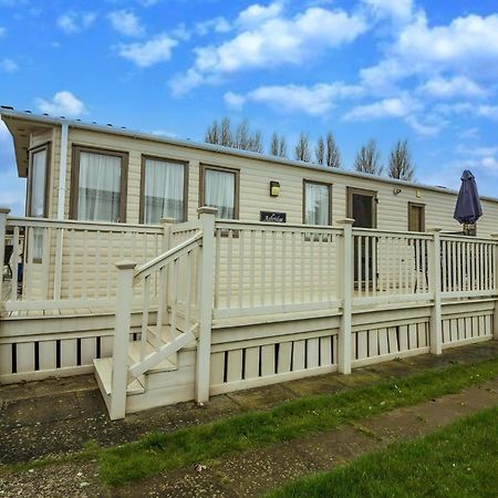 6 Berth Caravan With Decking At Manor Park In Hunstanton Ref 23017H Экстерьер фото