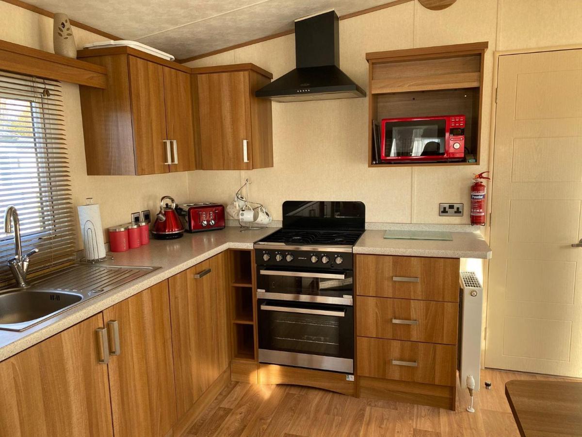 6 Berth Caravan With Decking At Manor Park In Hunstanton Ref 23017H Экстерьер фото