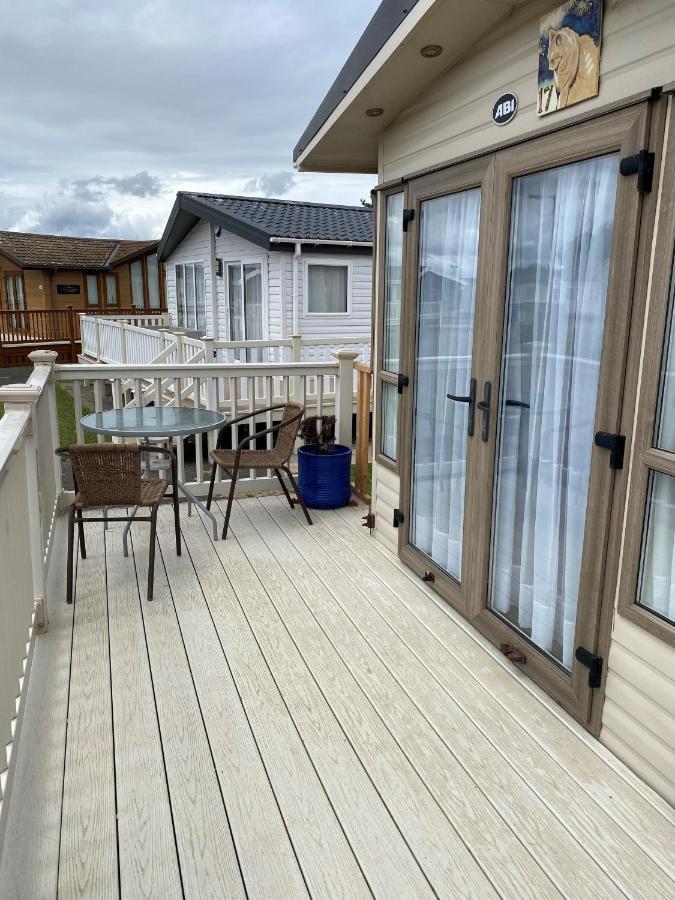 6 Berth Caravan With Decking At Manor Park In Hunstanton Ref 23017H Экстерьер фото