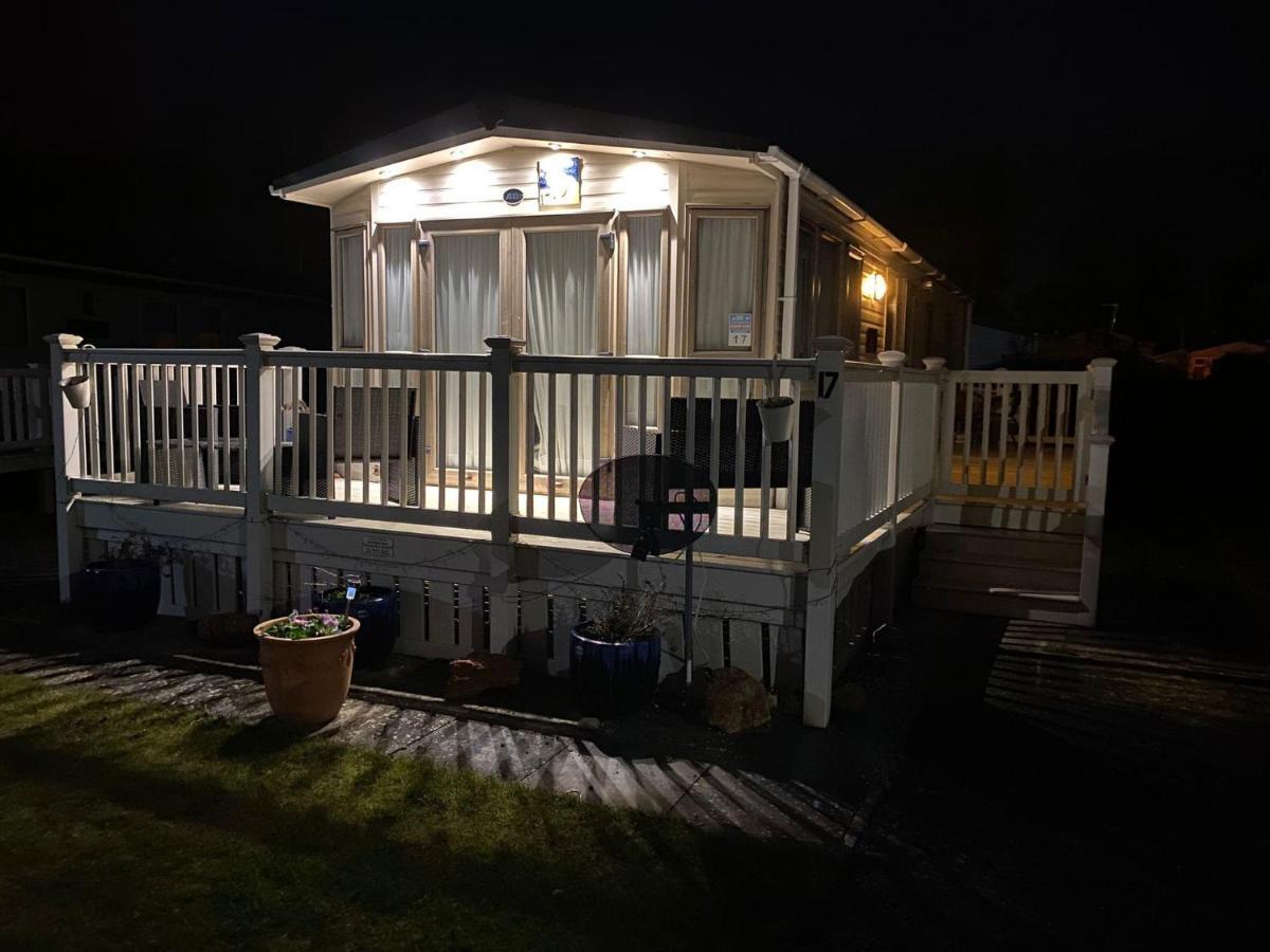 6 Berth Caravan With Decking At Manor Park In Hunstanton Ref 23017H Экстерьер фото