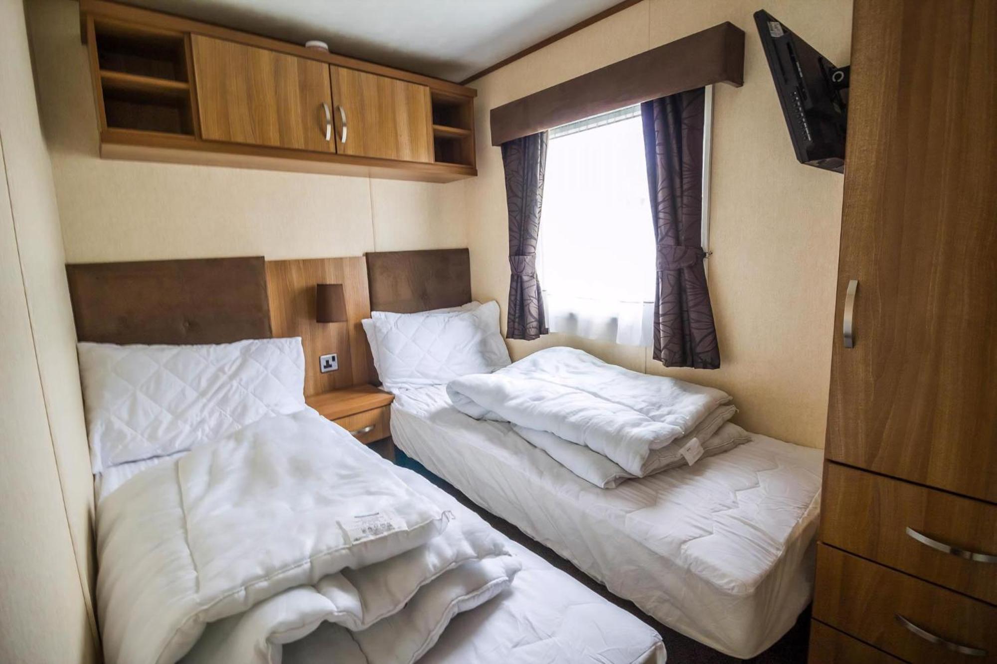 6 Berth Caravan With Decking At Manor Park In Hunstanton Ref 23017H Экстерьер фото