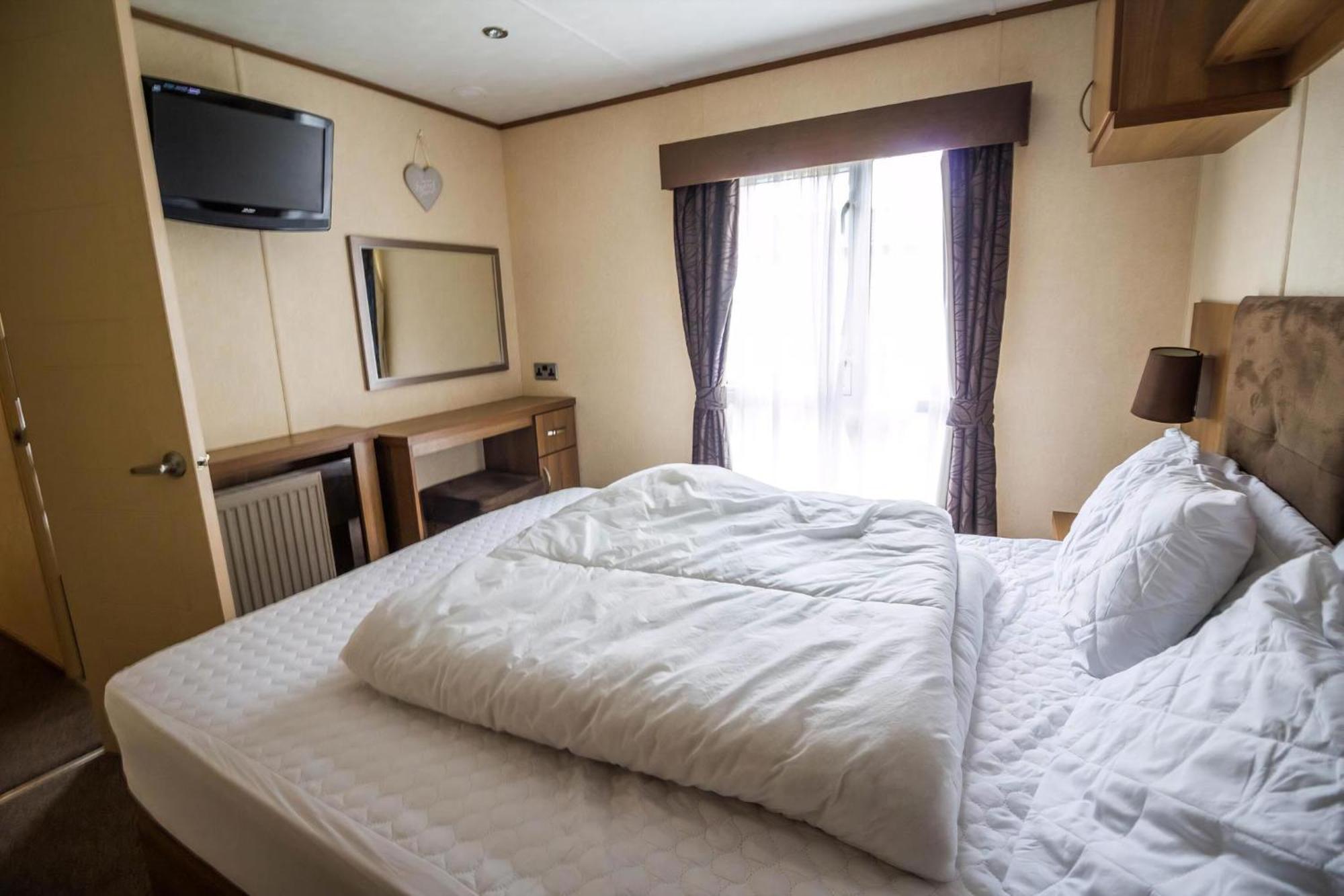 6 Berth Caravan With Decking At Manor Park In Hunstanton Ref 23017H Экстерьер фото
